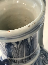 Une verseuse en porcelaine de Chine bleu et blanc pour le march&eacute; islamique, prob. Hongzhi