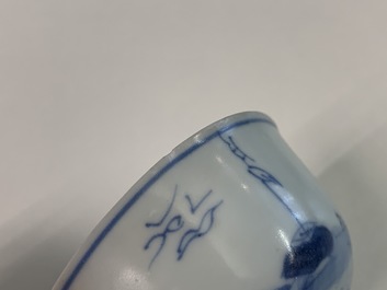 Une paire de tasses et soucoupes en porcelaine de Chine bleu et blanc, &eacute;pave Ca Mau, Yongzheng