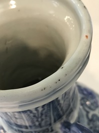 Une verseuse en porcelaine de Chine bleu et blanc pour le march&eacute; islamique, prob. Hongzhi