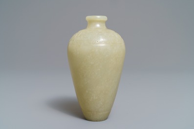 Un vase de forme meiping en jade sculpt&eacute; &agrave; d&eacute;cor en relief, Chine, 19/20&egrave;me