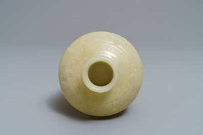 Un vase de forme meiping en jade sculpt&eacute; &agrave; d&eacute;cor en relief, Chine, 19/20&egrave;me