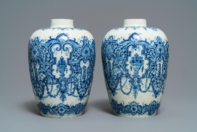 Une paire de vases en fa&iuml;ence de Delft en bleu et blanc dans le style de Daniel Marot, d&eacute;but du 18&egrave;me