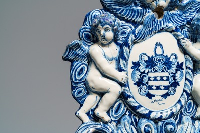 Une grande plaque armori&eacute;e en fa&iuml;ence de Delft en bleu et blanc &agrave; d&eacute;cor en relief, d&eacute;but du 18&egrave;me