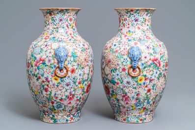 Une paire de vases en porcelaine de Chine famille rose, marque de Qianlong, R&eacute;publique