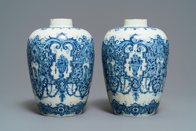 Une paire de vases en fa&iuml;ence de Delft en bleu et blanc dans le style de Daniel Marot, d&eacute;but du 18&egrave;me