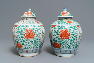 Une paire de pots couverts en porcelaine de Chine wucai, &eacute;poque Transition