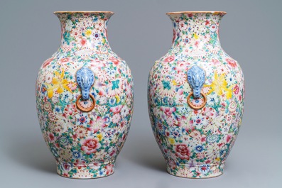 Une paire de vases en porcelaine de Chine famille rose, marque de Qianlong, R&eacute;publique