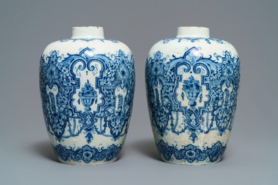 Une paire de vases en fa&iuml;ence de Delft en bleu et blanc dans le style de Daniel Marot, d&eacute;but du 18&egrave;me