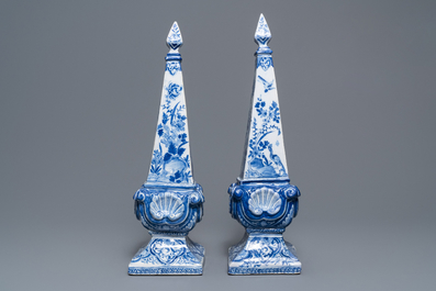 Une pair de grands ob&eacute;lisques en fa&iuml;ence de Delft en bleu et blanc, 18&egrave;me