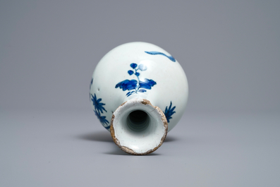 Een blauw-wit Delfts flesvormig vaasje met Kakiemon-stijl decor, eind 17e eeuw