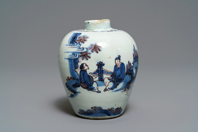 Un vase en fa&iuml;ence de Delft en bleu, blanc et mangan&egrave;se &agrave; d&eacute;cor de chinoiserie, 2&egrave;me moiti&eacute; du 17&egrave;me