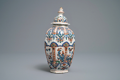 A fine Dutch Delft cashmere palette vase and cover, 17/18th C.