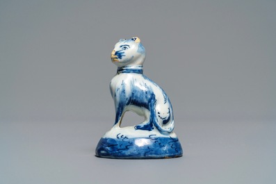 Een blauw-wit Delfts miniatuur model van een kat, 18e eeuw