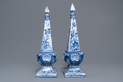 Een paar grote blauw-witte Delftse obelisken, 18e eeuw