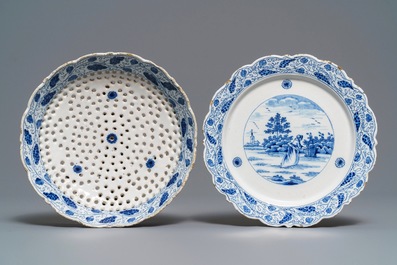 A Dutch Delft blue and white strawberry strainer on stand, 18th C.