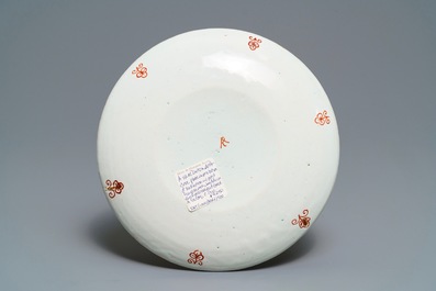 Une assiette en fa&iuml;ence de Delft dor&eacute; de style Kakiemon, d&eacute;but du 18&egrave;me