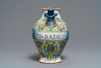 Een grote siroopkan in Italiaanse majolica, Deruta, gedat. 1569