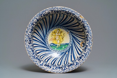 Een grote Italiaanse majolica kom met Amor, Montelupo of Caffagiolo, 1e helft 16e eeuw