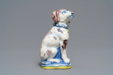 Een polychroom Delfts model van een hond, begin 18e eeuw