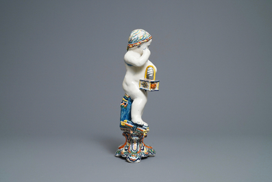 Een polychrome Delftse figuur van een jongen, allegorie van de winter, 18e eeuw