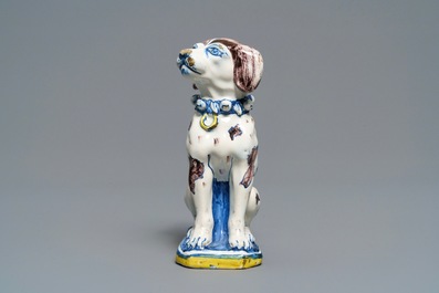 Un mod&egrave;le d'un chien en fa&iuml;ence polychrome de Delft, d&eacute;but du 18&egrave;me
