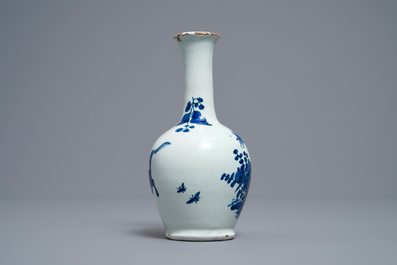 Een blauw-wit Delfts flesvormig vaasje met Kakiemon-stijl decor, eind 17e eeuw