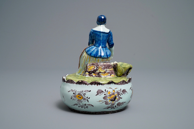 Un beurrier en fa&iuml;ence polychrome de Delft au couvercle en forme d'une marchande de l&eacute;gumes, 18&egrave;me