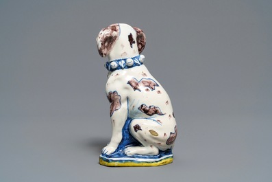 Un mod&egrave;le d'un chien en fa&iuml;ence polychrome de Delft, d&eacute;but du 18&egrave;me