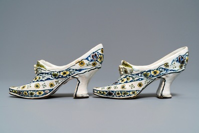 Une paire de souliers en fa&iuml;ence polychrome de Lille, France, dat&eacute;e 1751