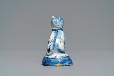 Un mod&egrave;le miniature d'un chat en fa&iuml;ence de Delft en bleu et blanc, 18&egrave;me
