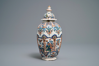 A fine Dutch Delft cashmere palette vase and cover, 17/18th C.