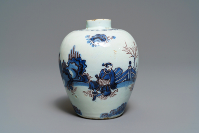 Un vase en fa&iuml;ence de Delft en bleu, blanc et mangan&egrave;se &agrave; d&eacute;cor de chinoiserie, 2&egrave;me moiti&eacute; du 17&egrave;me