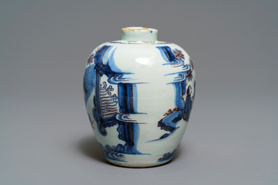 Un vase en fa&iuml;ence de Delft en bleu, blanc et mangan&egrave;se &agrave; d&eacute;cor de chinoiserie, 2&egrave;me moiti&eacute; du 17&egrave;me