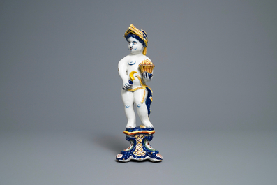 Een polychrome Delftse figuur van een jongen, allegorie van de lente, 18e eeuw