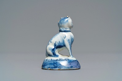 Een blauw-wit Delfts miniatuur model van een kat, 18e eeuw