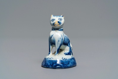 Un mod&egrave;le miniature d'un chat en fa&iuml;ence de Delft en bleu et blanc, 18&egrave;me