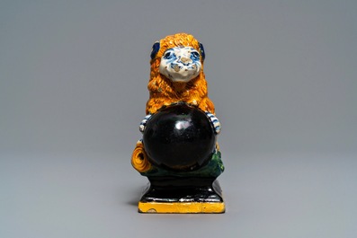 Un mod&egrave;le d'un lion en fa&iuml;ence polychrome et noire de Delft, 1&egrave;re moiti&egrave; du 18&egrave;me