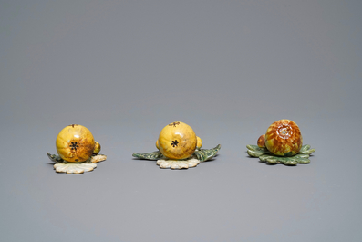 Vijf polychrome Delftse modellen van appels en peren, 18e eeuw