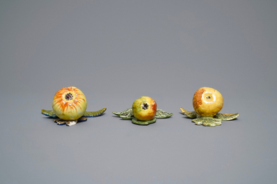 Six mod&egrave;les de pommes et poires en fa&iuml;ence polychrome de Delft, 18&egrave;me