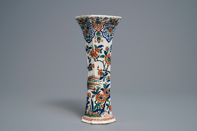 Un grand vase en fa&iuml;ence de Delft en palette cachemire, 17/18&egrave;me