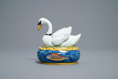 Un beurrier couvert en fa&iuml;ence polychrome de Delft en forme de cygne, 18&egrave;me