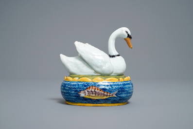 Un beurrier couvert en fa&iuml;ence polychrome de Delft en forme de cygne, 18&egrave;me