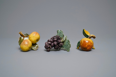 SIx mod&egrave;les de pommes, poires et raisins en fa&iuml;ence polychrome de Delft, 18&egrave;me