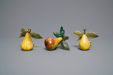 SIx mod&egrave;les de pommes, poires et raisins en fa&iuml;ence polychrome de Delft, 18&egrave;me