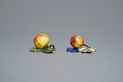 Cinq mod&egrave;les de pommes, poires et une prune en fa&iuml;ence polychrome de Delft, 18&egrave;me