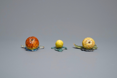 Cinq mod&egrave;les de pommes, poires et une prune en fa&iuml;ence polychrome de Delft, 18&egrave;me
