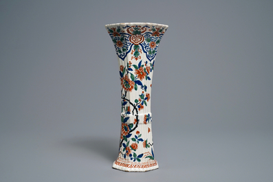 A large ribbed Dutch Delft cashmere palette vase, 17/18th C.