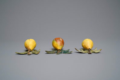 SIx mod&egrave;les de pommes, poires et raisins en fa&iuml;ence polychrome de Delft, 18&egrave;me