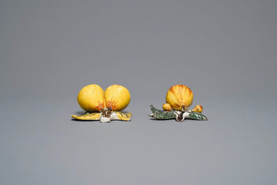 Cinq mod&egrave;les de pommes et poires en fa&iuml;ence polychrome de Delft, 18&egrave;me
