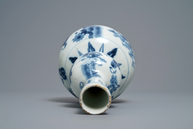 Un vase de forme double gourde en fa&iuml;ence de Delft en bleu et blanc &agrave; d&eacute;cor de chinoiserie, d&eacute;but du 18&egrave;me